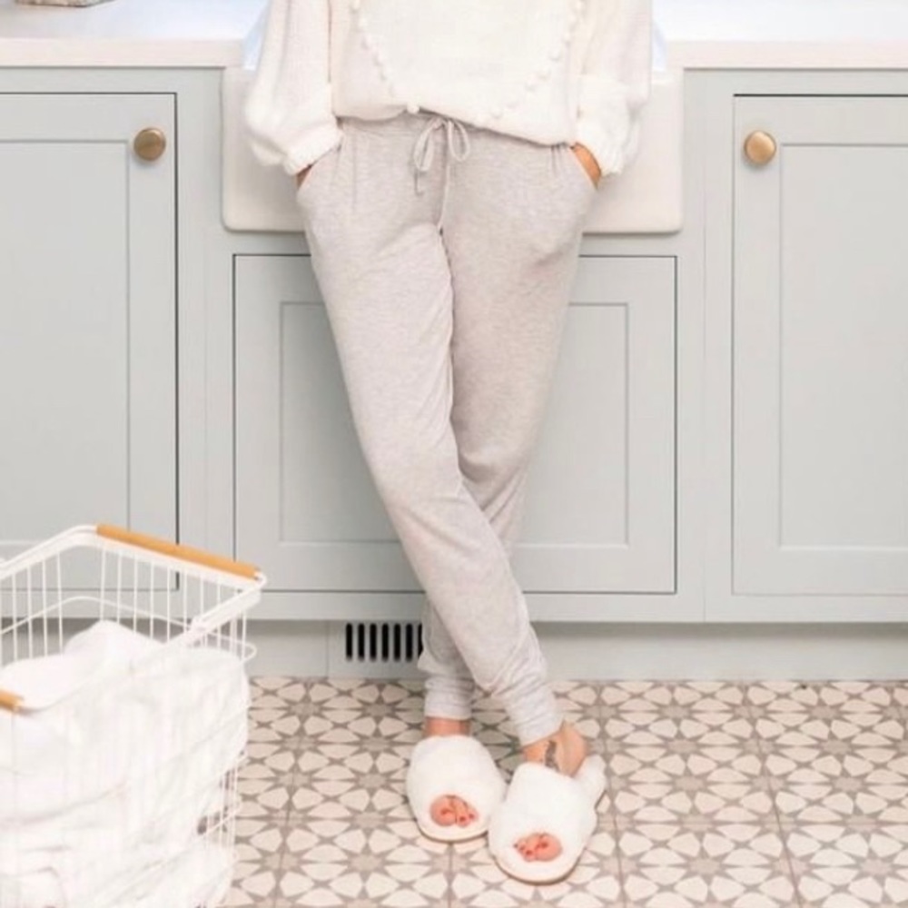 Knix model lounge pant